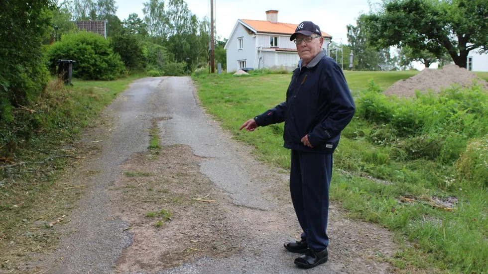 Vimar Petersson är arg över den dåliga asfalten i Stångeland, bland annat här på Ekoxevägen.