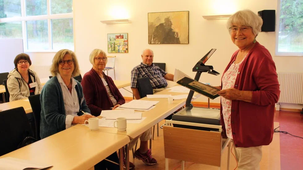 Margareta Lundkvist, Kristina Johansson, Gunilla Strandh och Åke Falk får lära sig mer om gammal skrivstil av Margareta Roupe Wester.
