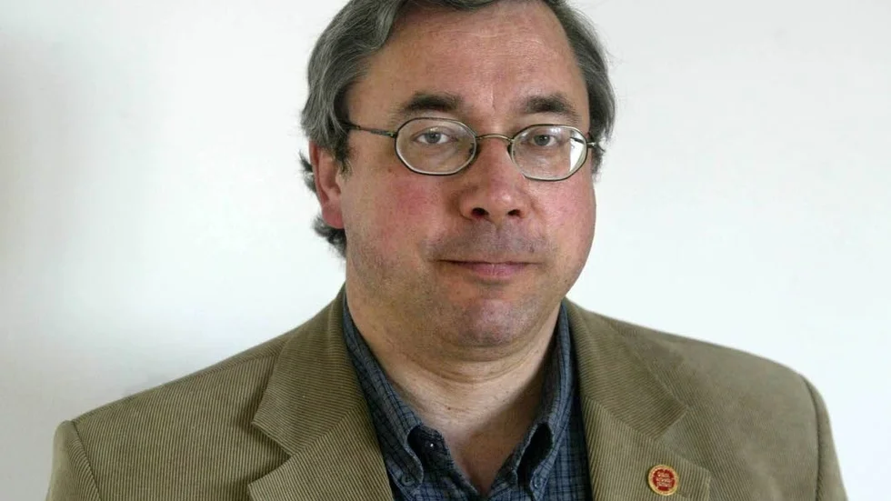 Vänsterpartiet är öppna för ett valtekniskt samarbete – på båda sidorna av blockgränsen. "Först vill vi höra om vi får några erbjudanden från något håll", säger Peter Karlberg (V).