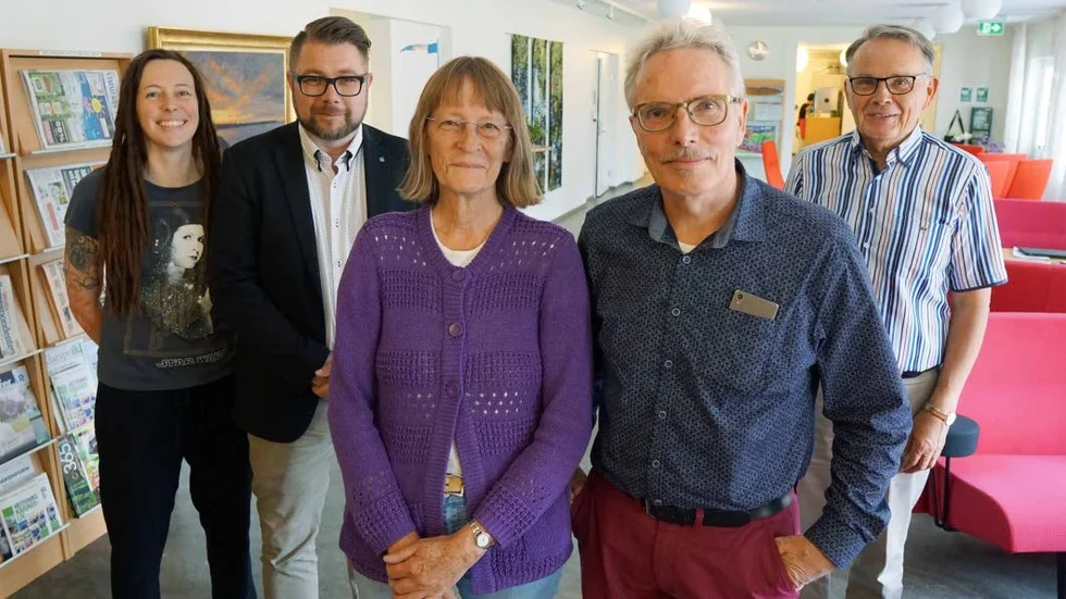 Med hjälp av i förgrunden, Mariann Gustafsson (V) och Kenneth Hardy Axelsson (L), får den rödgröna koalitionen med  Anna Bodjo (MP), Dan Nilsson (S) och Conny Tyrberg (C) igenom en budget.