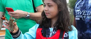 Hilma, 9, fångade kilovis med kräftor