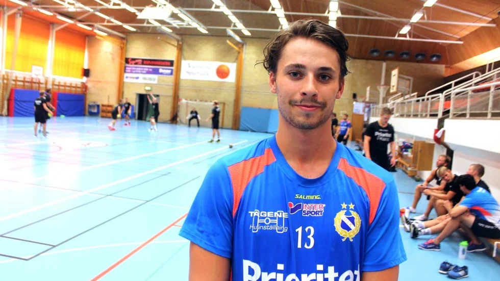 Ludvig Högberg väljer Vadstena sporthall som sin borg i Vadstena, före Vadstena slott. "Ludde" är stolt att få ta sitt Redbergslid till hemstaden.