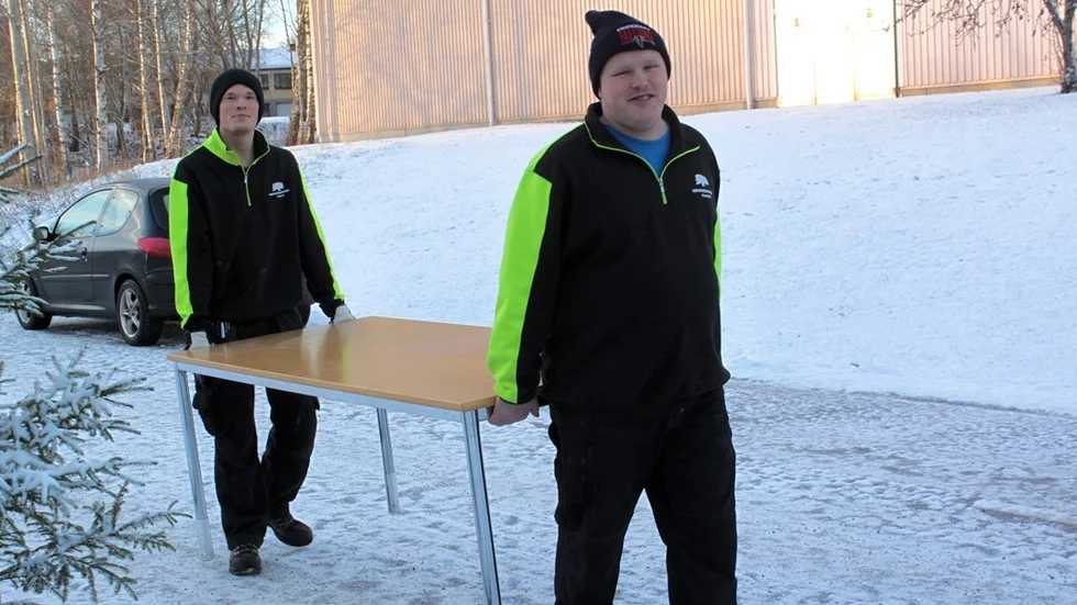 Att flytta grejer är en återkommande uppgift för servicegruppen. Nu är det bord som ska flyttas till den kommande grötfesten.
