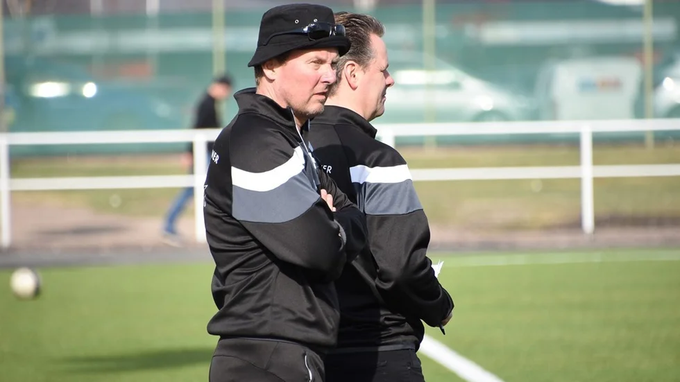 Kvällens division 6-match mellan HM IS och Boston ställs in och kommer spelas en annan dag. "Vi får inte ihop lag helt enkelt", säger Boston-coachen Pelle Strömsten (närmast).