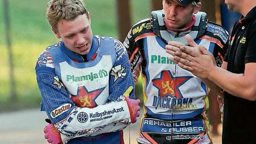Kör riders. Alexandr Loktaev (t.v. i bild) är med i Dackarnas startsjua mot Smederna, men i stället kör de riders replacement för ukrainaren, som fortfarande har problem.
