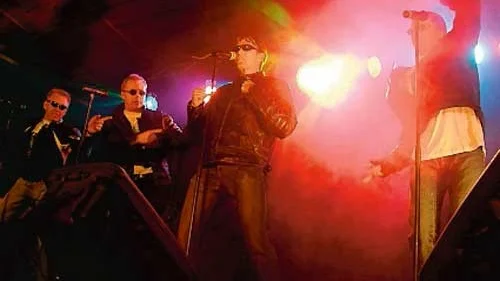 Brandmännen i Kinda förvandlade sig till Kenneth & the Knutters på kommunfesten i Folkets Park i Kisa.