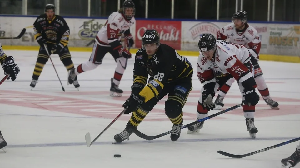 Vimmerby föll i den första träningsmatchen mot Nybro efter straffläggning. Foto: Roelof Stroeinga