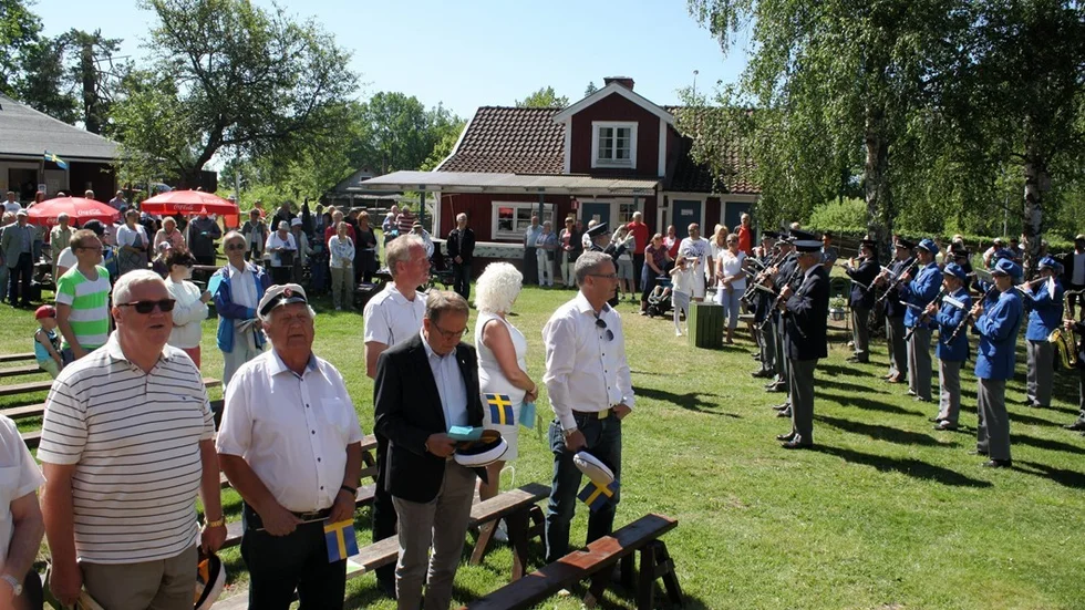 Hatten av för Sverige! Här sjunger vi tillsammans Sveriges nationalsång med Vena-Kristdala manskör och musikkårerna från Rosenfors och Vena.