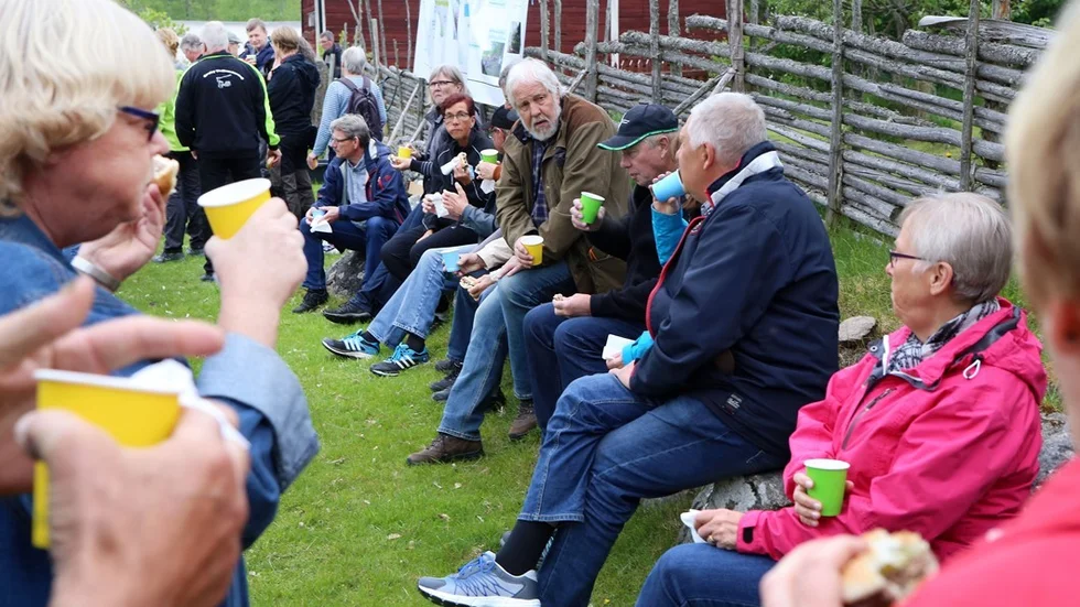Först fika, grillad hamburgare med saft. Foto: Roelof Stroetinga