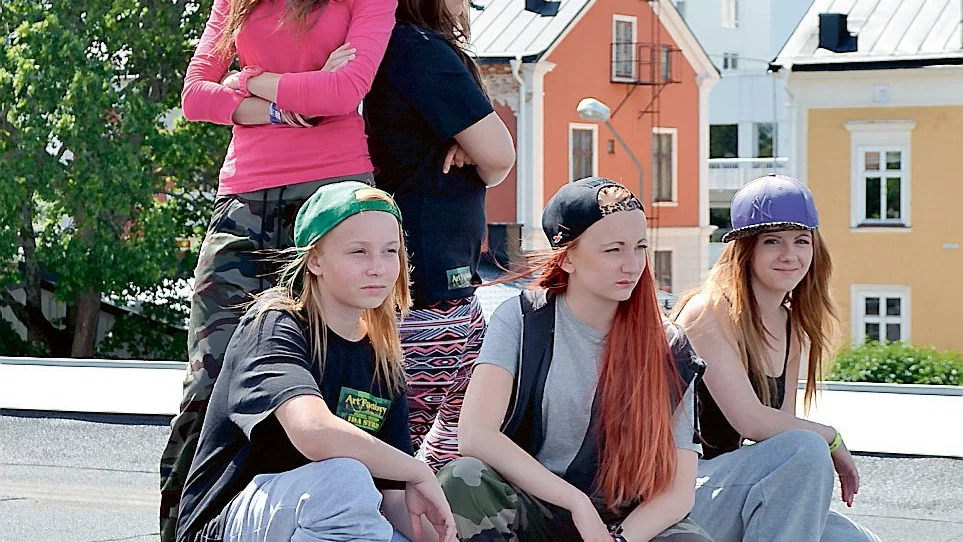 I går spelade Jasmine Elb, Hanna Ferm Tiitus, Sabina Thörner, Ida Strid och Djema Bajrami in en musikvideo till sin låt på Mejeriets tak.