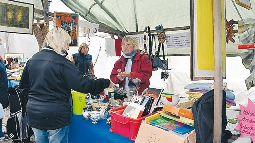 Vimmerby Soroptimistförening hade loppis på marknaden.