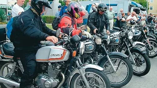 Motorcyklarna invaderade torget i Kisa.