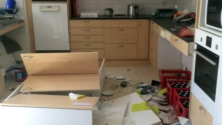 Det nya köket på Hemgården for i golvet med ett brak. Fastighetsingenjör Birger Nilsson mailar oss en bild på förödelsen. Foto: Privat