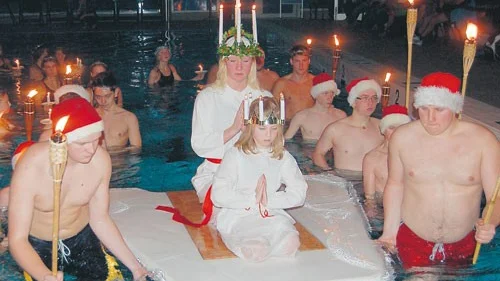 Det var stämningsfullt när Västerviks Simsällskaps Lucior fördes fram på en flotte av klubbens ungdomar.