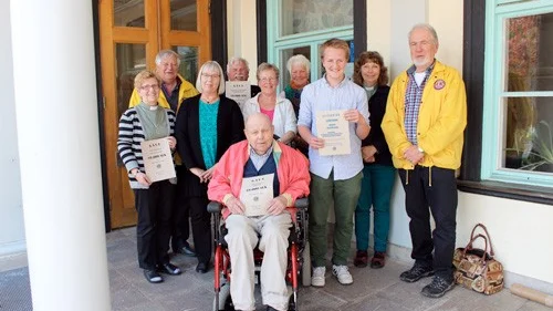 Diakon Ingela Manfred Astvall, Lions Björn Gunnarsson, Monica Lendin, bidträdande områdeschef äldreomsorgen norr, Birger Gustafsson, FUB, Lotta Ankarstrand Pettersson, planerare äldreomsorgen, Gith Widerström, FUB, Edvin Wretman, Margareta Lund, diakon, Bo Håkansson, Lions och längst fram Henning Johansson, som ska åka med på äldrevårdens resa till Gotland.