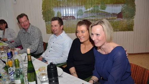 Fyra glada festdeltagare, fr v Niklas Blom, Herman Blom, Anna Saxholm-Blom och Ida Blom.