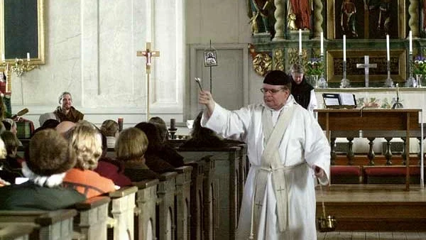 Medeltida mässans ledare Gustav Centervall stänkte vigvatten på kyrkobesökarna.