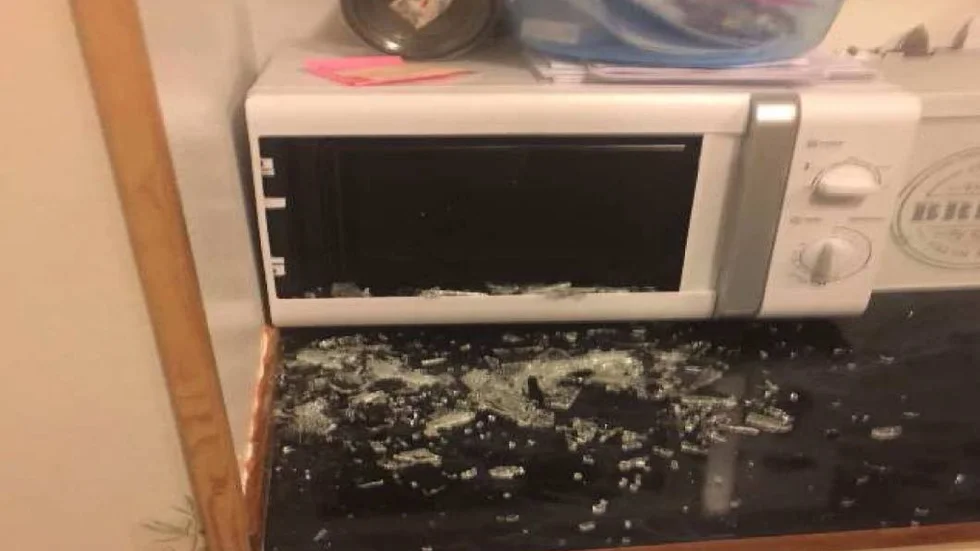 28-åringen slog sönder flera saker i kvinnans hem, bland annat en mikrovågsugn.
