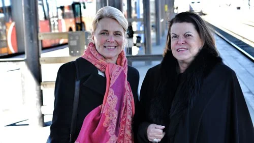 Det var glada miner när borgmästare Ann-Cathrine Hjerdt hälsade Brasiliens ambassadör Leda Lúcia Martins Camargo välkommen till Linköping.