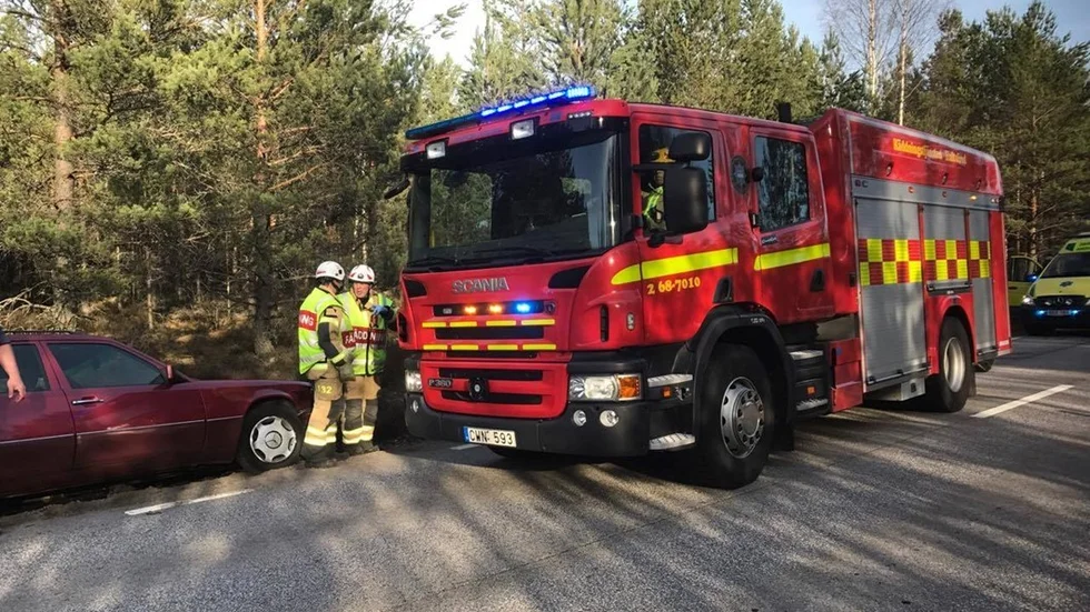 Två bilar krockade på söndagskvällen på länsväg 129 mellan Hultsfred och Silverdalen.