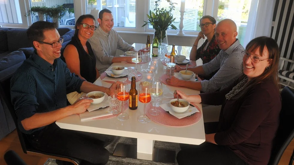 Förrrätt hos familjen Wester. Fr.v: Joacim Svensson, Maria Wester, Jakob Kant, Malin Vegehall, Fredrik Wester och Anne Svensson. Foto: Magnus Strömsten