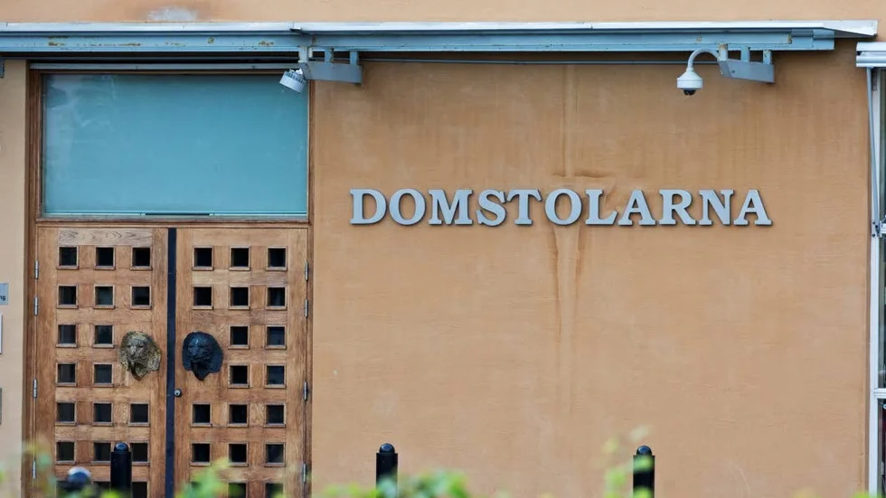 Justitiekanslern har beslutat att två östgötar ska få vardera 10 000 kronor i ersättning från staten.