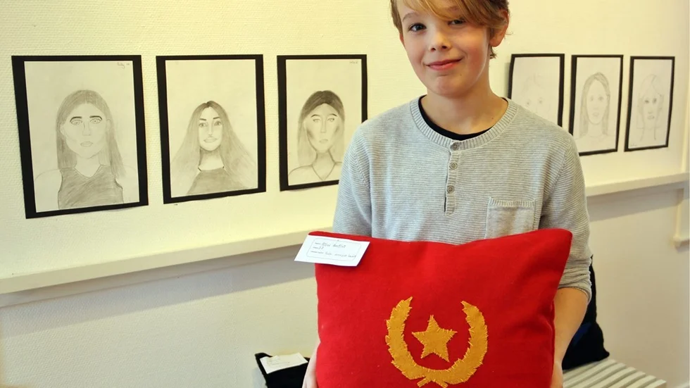 Alfred Aarflot tycker om historia och har valt att inspireras av det ämnet då han skulle göra något i textil. Det blev en kudde med röda arméns märke/flagga.