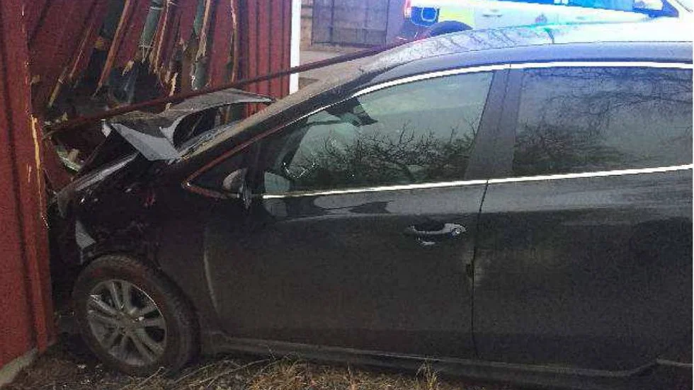 Olycka. Den 63-årige mannen försökte få fram sin mobiltelefon. Det slutade med att han körde in i ett hus.