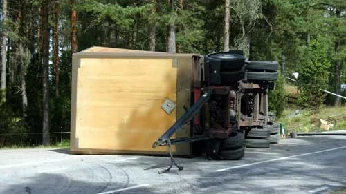 Ett fulllastat lastbilssläp kanade av vägen och välte under måndagsförmiddagen strax utanför Järnforsen.
