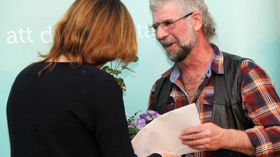 Hedrad. Mikael Westerling tog emot Årets hedersomnämnande ur Annette Anderssons hand.