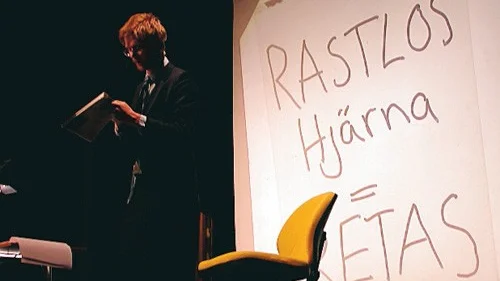 En rastlös hjärna retas. Linköpingssonen Anders Johansson, känd från tv och radio, försökte med handskrivna over head-papper och en stor dos humor, förklara hur kroppen fungerar. Foto: Daniel Cannervik