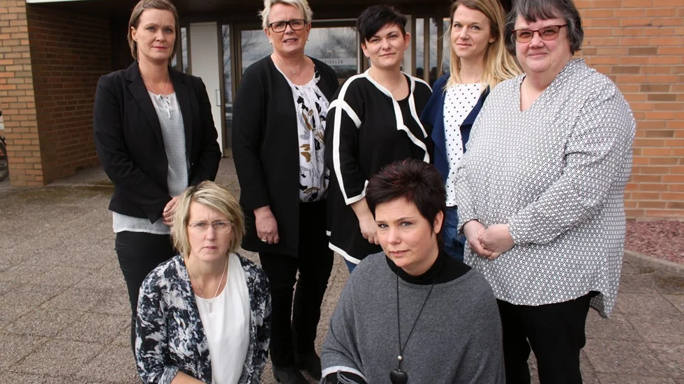 Referensgruppen i kommunens satsning på ”Vård i livets slut” består av olika professioner inom den palliativa verksamheten. Stående fr v enhetschef Annsofie Älvehag, Maria Gustafsson, undersköterska i hemsjukvården, Jessica Eriksson, konsultsjuksköterska i palliativa rådgivningsteamet, Madelene Tunek, arbetsterapeut, Marie Svensson, omsorgspersonal i hemtjänsten. Sittande fr v Ulrica Jones, sjuksköterska och Ulrika Brorsson, enhetschef. Foto: Rebecca Forsgren Malmström