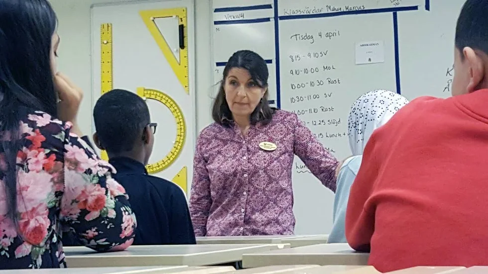 Undervisar. Emma Herrlander Törnquist är skolsköterska på Rosendalsskolan och jobbar mycket ute i klasserna. Här är hon i årskurs 5 och talar om barns rättigheter, heder, könsstympning och pubertetsutveckling.