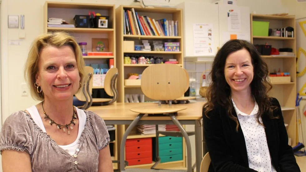 Tillbaka. Åsa Regnér gick i Vidingsjöskolan som barn men Eva Lindh har faktiskt gått i Rosendalszkolan.