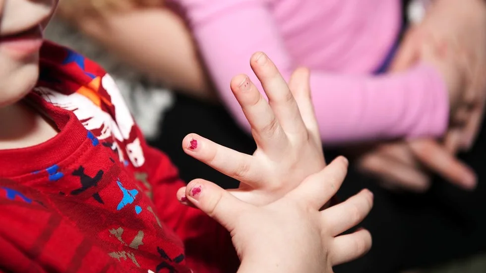 En Motalakvinna hävdar att det finns bristande hygienrutiner på förskolan Sagomossen.