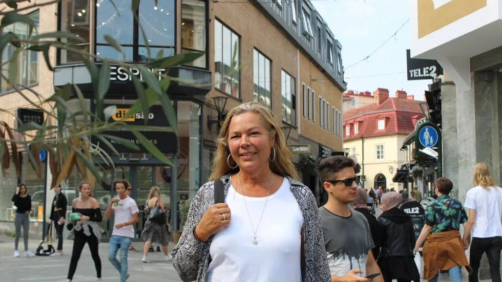 En del är skeptiska och undrar vad detta flum ska tjäna till, andra blir nyfiket intresserade av Carina Bostens annorlunda evenemang på Stora torget på fredag