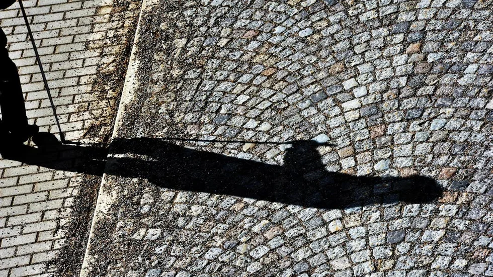 En 92-årig man, som endast gå gå med hjälp av stavar, anses inte ha rätt till färdtjänst. (Bilden är tagen i ett annat sammanhang.)