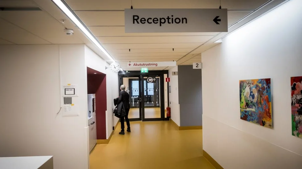 Sjukhus. Det är bra att regeringen satsar mer pengar på sjukvården. Men synd att den är så oklar.