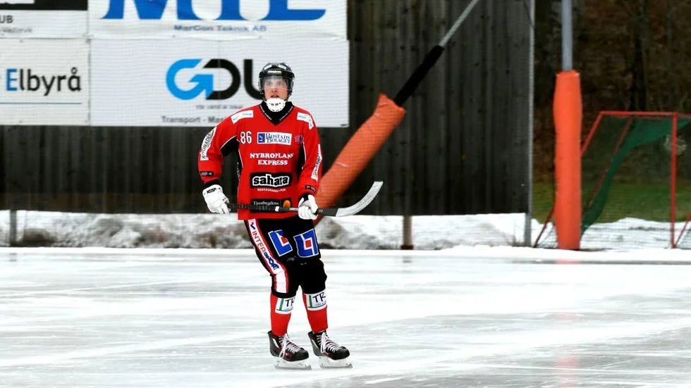 Trogen. Aleksandr Sannikov har förlängt kontraktet med Tjust Bandy.