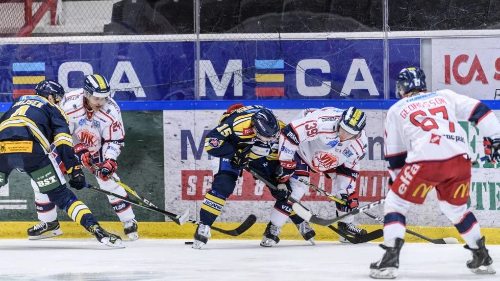 Kamp om pucken. VIK:s Conny Strömberg och Pierre Gustavsson försöker komma åt pucken,