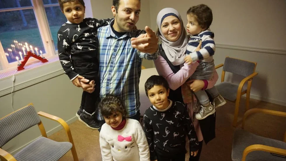 Titta in kameran! Pappa Mahmoud Al Khalag försöker instruera resten av familjen. Övriga från vänster, Areef Al Khalaf, Farah Al Khalaf, mamma Maryam Al Agha och minstingen Omar Al Khalaf.