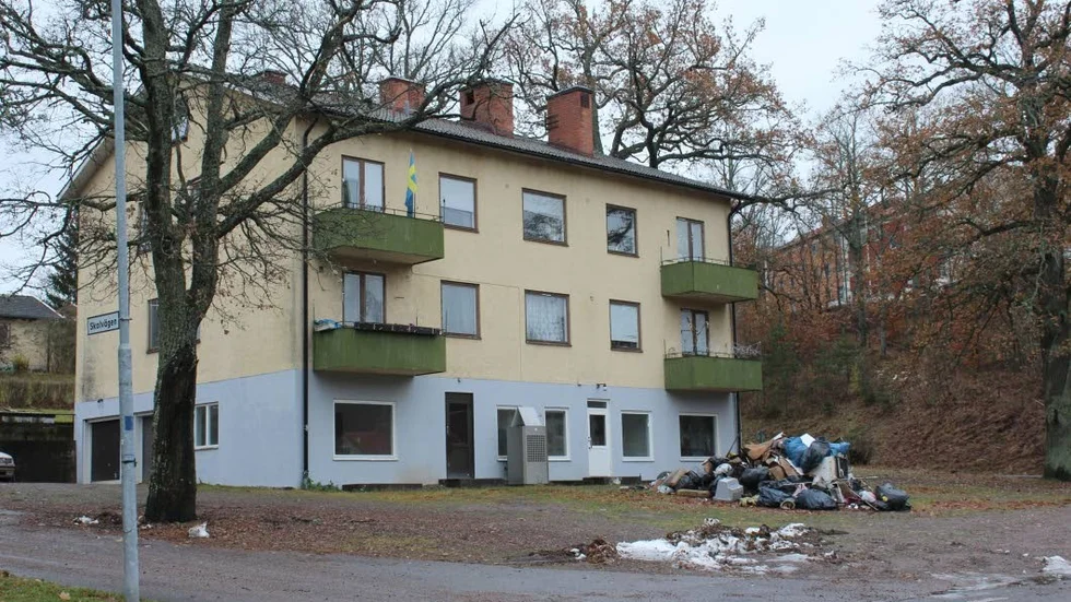 Sophög. Hyreshuset på Masugnsgatan i Överum, här med ny sophög framför.