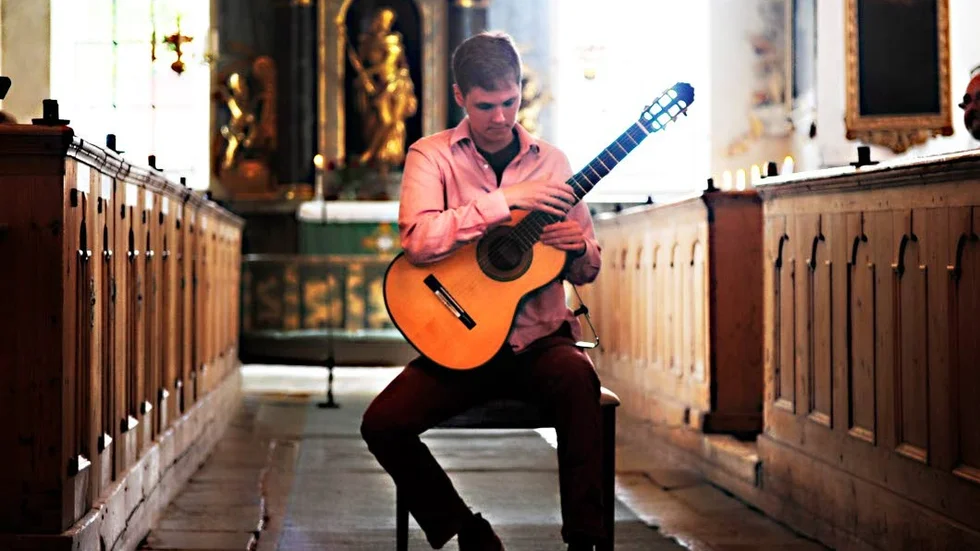Carl Fredrik Ahlstedt bjöd på vacker och avancerad klassisk musik från Spanien under lunchkonserten i S:ta Gertruds kyrka.Foto: Magnus Karlsson