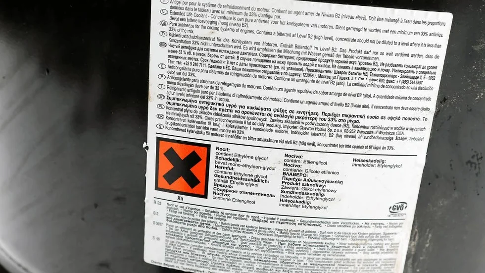 Koncentrerad kylarvätska för motorer. Tunnan ligger kvar i ett skogsparti.
