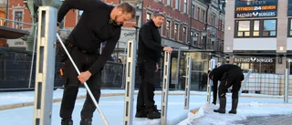 Nu hackas isen på torget bort – vintersatsningen plockas ned