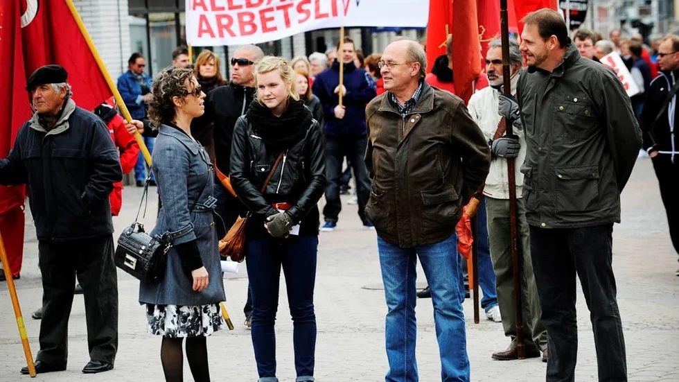 D&eacute;sir&eacute;e Liljevall, Nina Örnfjärder, Gunnar Jansson och Tomas Kronståhl i samspråk, strax innan demonstrationståget satte i gång. Gunnebo musikkår stod för marschmusiken.