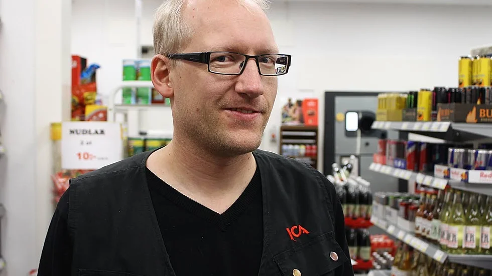 Tv-stjärna. Pierre Hildebrand jobbar till vardags på Ica-butiken i Fornåsa. Snart medverkar han i tv-serien "Ullared" på Kanal 5.