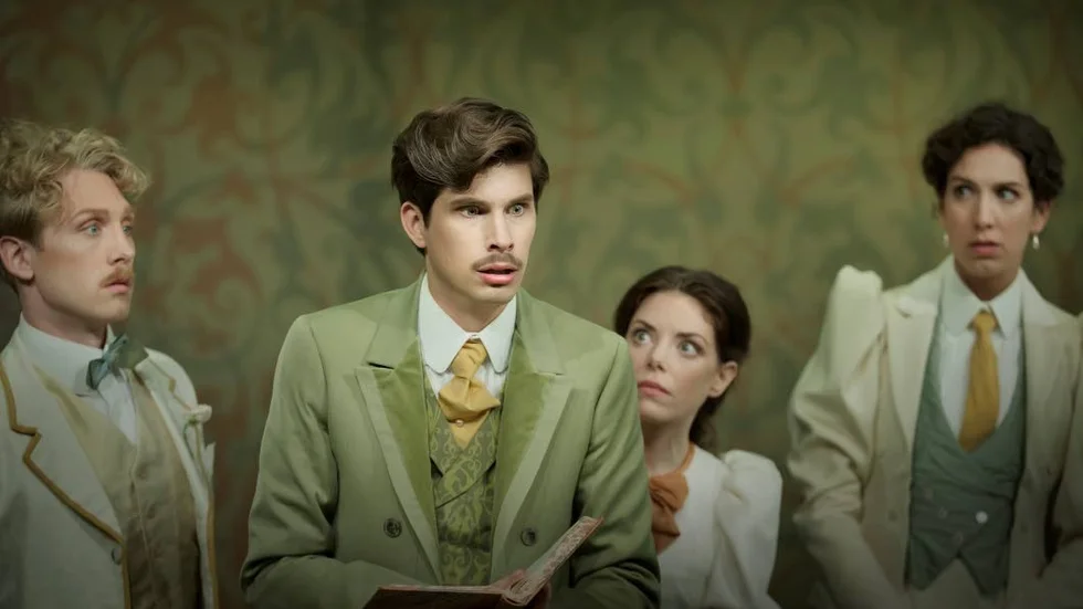 Oscar Wilde-komedi. Hannes Öberg, Sebastian Durán, Vivianne Holmberg och Francine Vis i Vadstena-Akademiens sommaropera "The importance of being Earnest" .