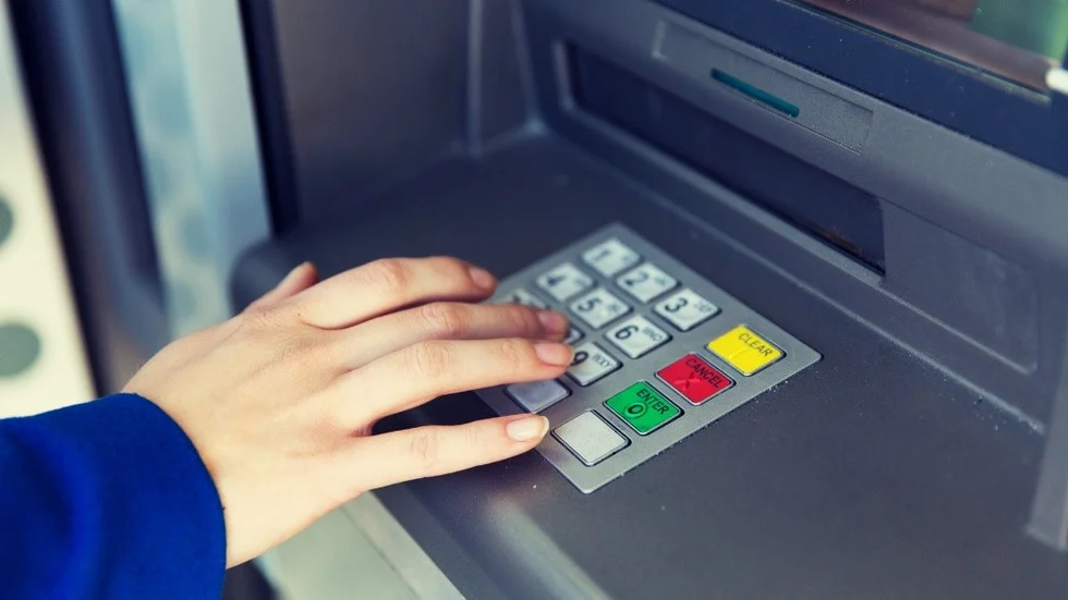En äldre kvinna blev av med 1 000 kronor under tisdagen.