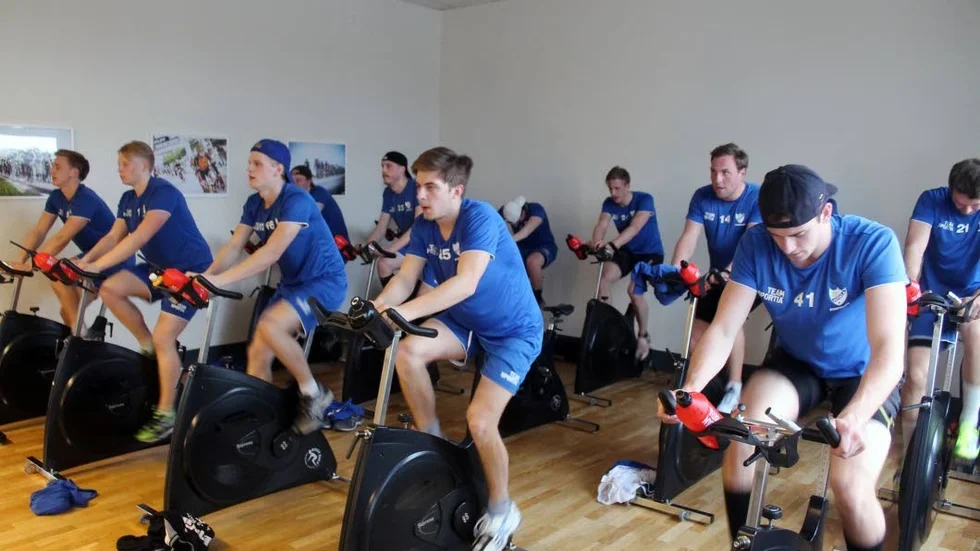 På rull. IFK Motala kör spinning på Korpen, för att träna på att klara av mjölksyra. Nu görs grundjobbet för att orka nästa bandysäsong.
